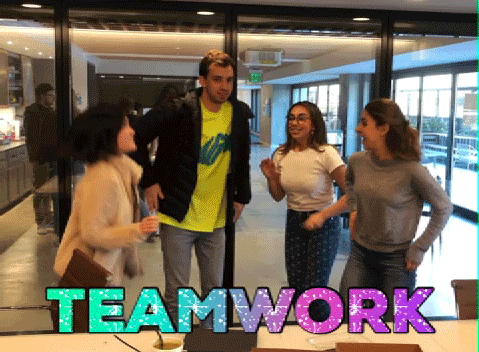 Equipo de trabajo feliz, brincando y celebrando